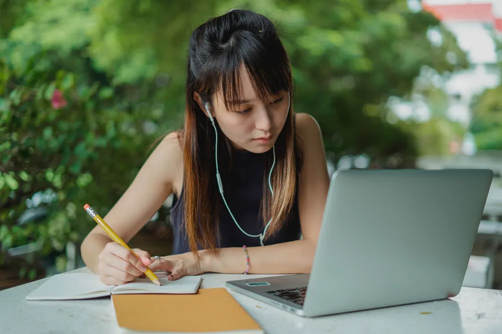 Jovem estudando com foco